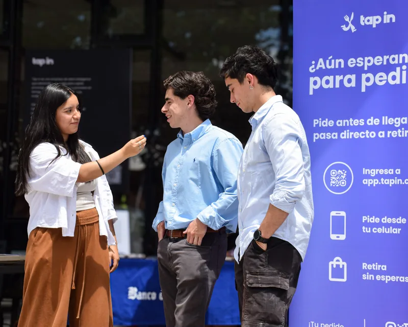 Equipo Tap In conversando con estudiantes